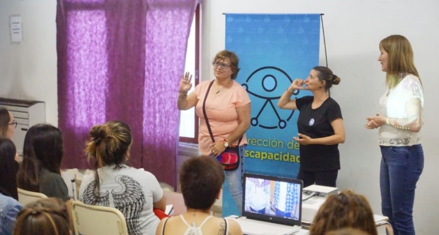 Comenz&oacute; el curso gratuito de lenguaje de se&ntilde;as que brinda la Municipalidad