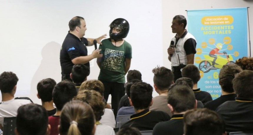 Seguridad Vial 'Jorgito Mart&iacute;nez Boero' brind&oacute; una charla en la EET n&deg;1