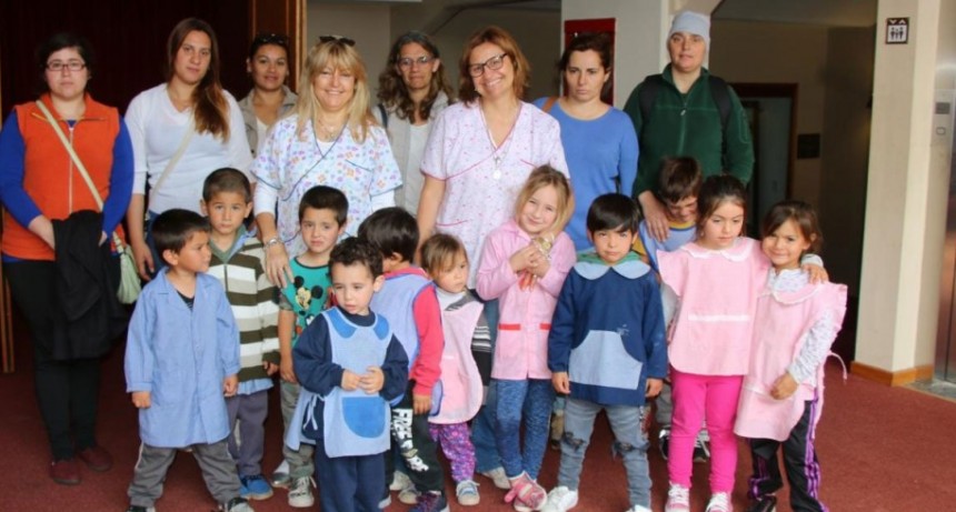 Ni&ntilde;os y ni&ntilde;as del jard&iacute;n N&deg;906 de Hale visitaron el cine y la municipalidad