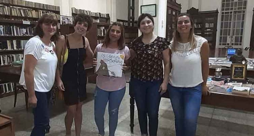 Alumnos del ISFDyT N.&ordm; 27 entregaron un libro inclusivo a la Biblioteca Rivadavia
