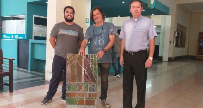 Se est&aacute; realizando la colocaci&oacute;n de los vitrales restaurados en la Parroquia 