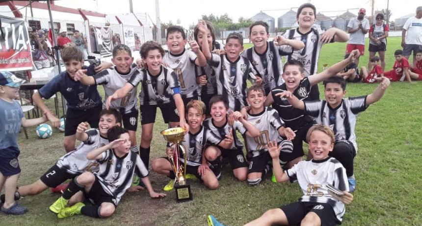 Alumni de Azul campe&oacute;n de la 8&ordm; edici&oacute;n del mundialito organizado por Club Empleados