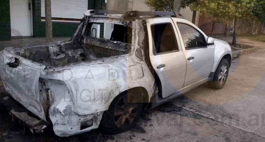 Incendio de un veh&iacute;culo con importantes perdidas materiales 