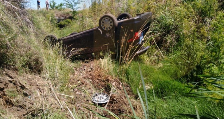 Un hombre debi&oacute; ser hospitalizado tras un vuelco en Ruta 65 a la altura de la bajada de Miramar