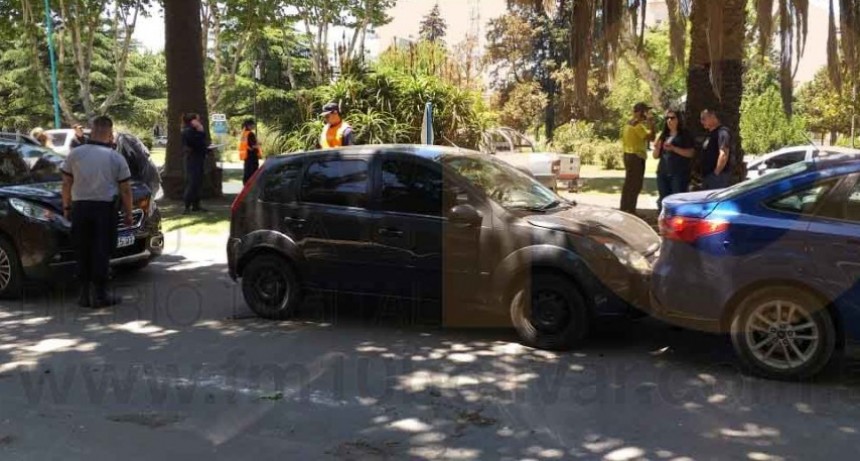 Tres veh&iacute;culos involucrados en un impacto por alcance en el centro de la ciudad