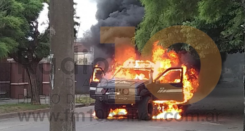 Una falla mec&aacute;nica habr&iacute;a sido el motivo del voraz incendio de un veh&iacute;culo en plena calle