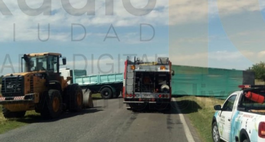 Un cami&oacute;n fue protagonista de un vuelco en cercan&iacute;as de la rotonda de Ruta 65 y 205