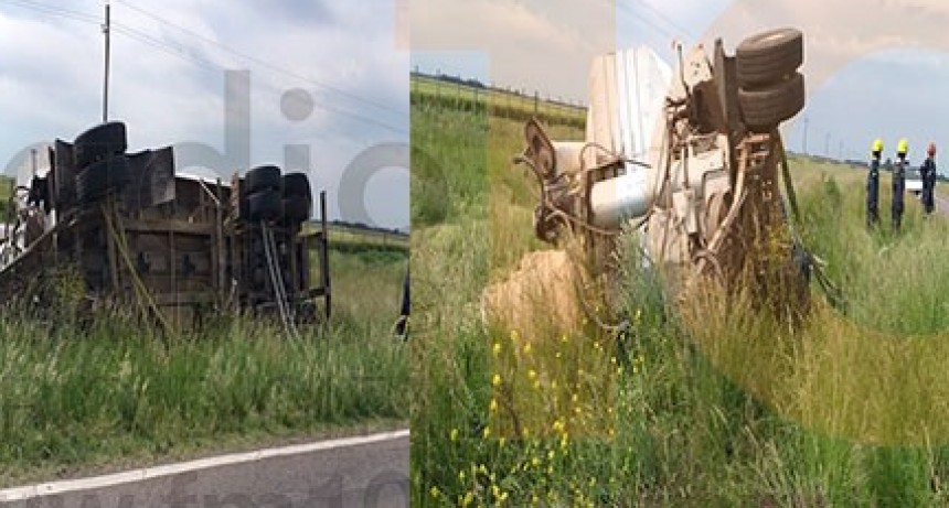 Un camión debió evitar una colisión ante una maniobra de un automovilista y terminó volcando el acoplado