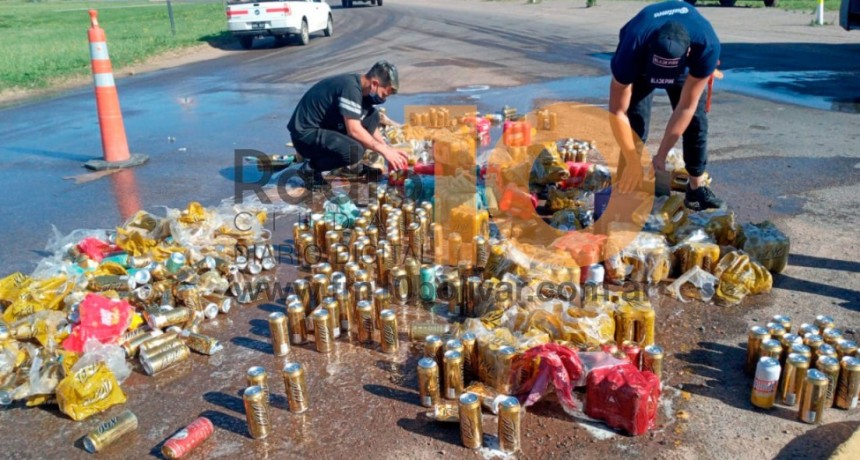 Un cami&oacute;n perdi&oacute; parte de su carga en el ingreso a la ciudad