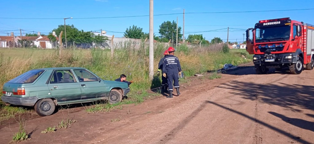 Bomberos trabajó para extraer un vehículo de la zona de cunetas en barrio Solidaridad