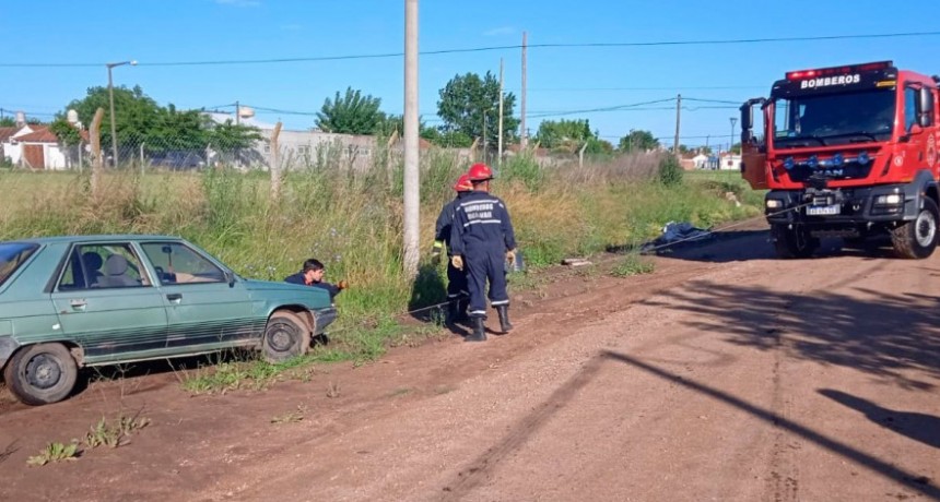 Bomberos trabajó para extraer un vehículo de la zona de cunetas en barrio Solidaridad