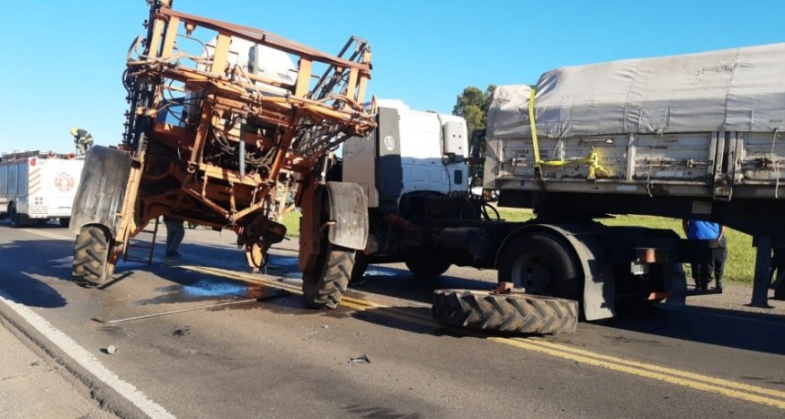 Impacto entre un camión y una fumigadora