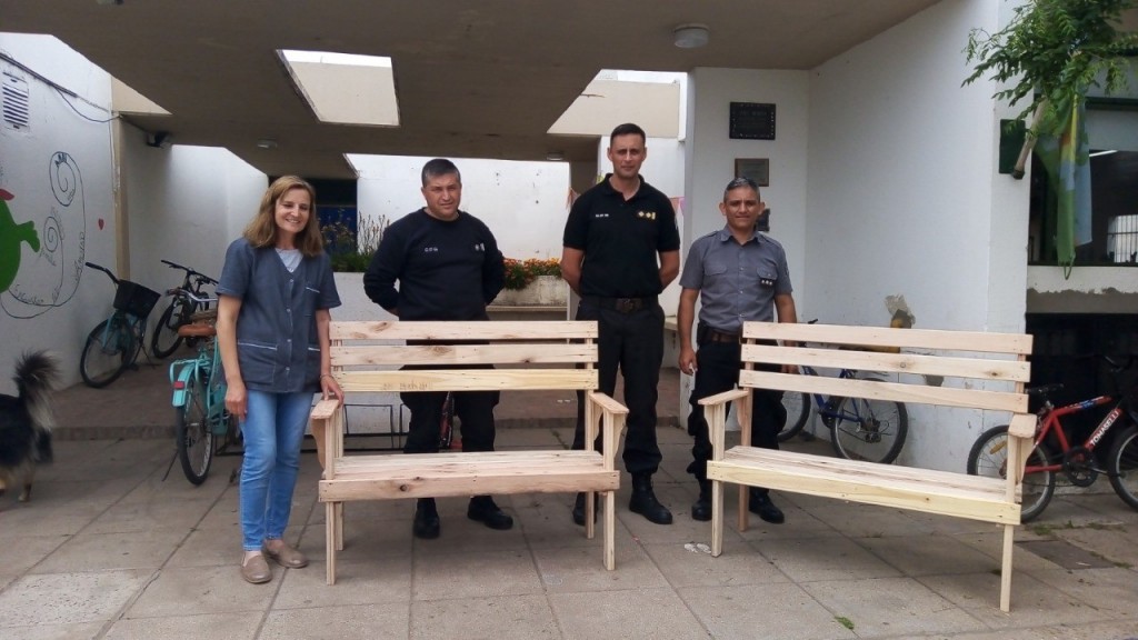 En la cárcel bonaerense de Urdampilleta fabricaron y repararon mobiliario para un Centro Educativo