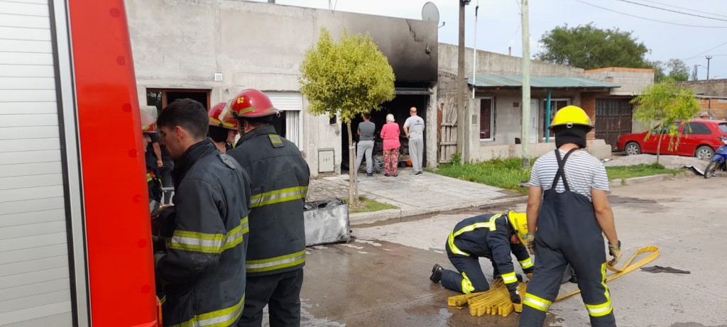 Incendio en una vivienda de Villa Diamante, Sandra Renna habló con la propietaria y Bomberos Voluntarios