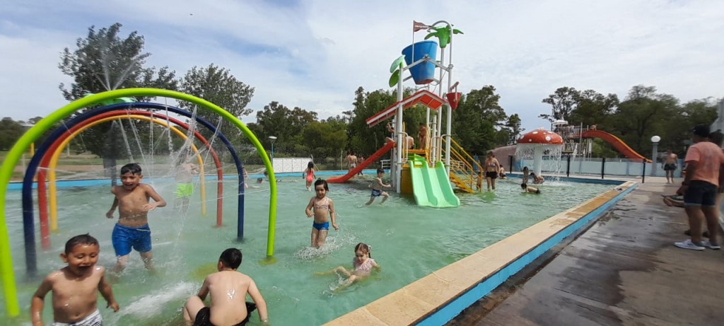 Más de 200 familias disfrutaron este domingo del Parque Acuático Municipal