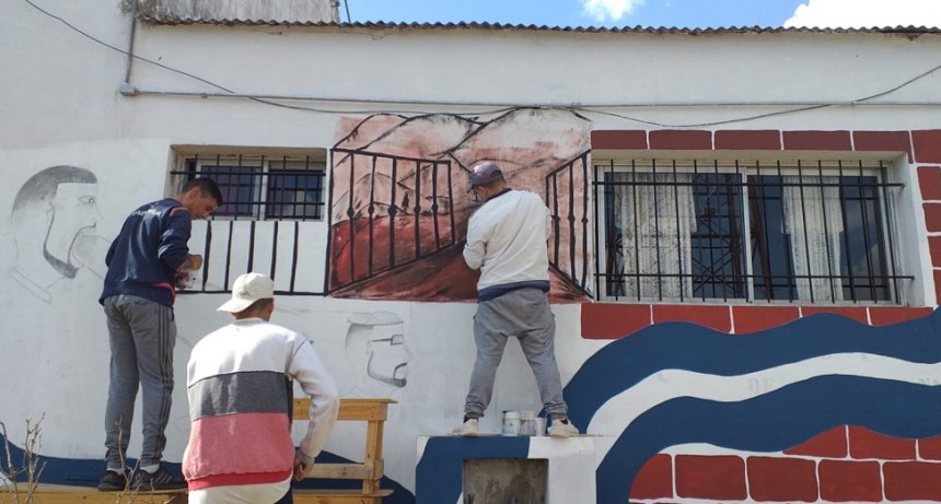 Estudiantes de la Escuela Primaria de Adultos N°701, participan del concurso “El mural que Libera”