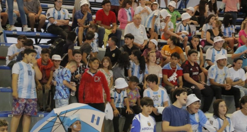 Enorme partido de la Selección Argentina con aliento de la hinchada de Bolívar