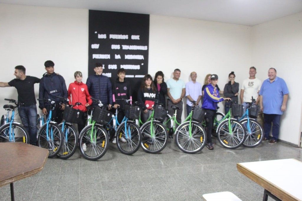 El Intendente Marcos Pisano entregó bicicletas a estudiantes de la E .E. E Nº9 Extensión 2090