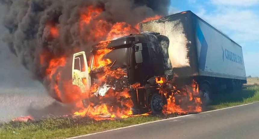Juan Chávez: “Cuando llegamos nosotros el viento era mucho en la ruta y ha sido un incendio, que avanzó muy rápido desde la cabina, el motor del camión, hasta la parte de atrás del furgón”