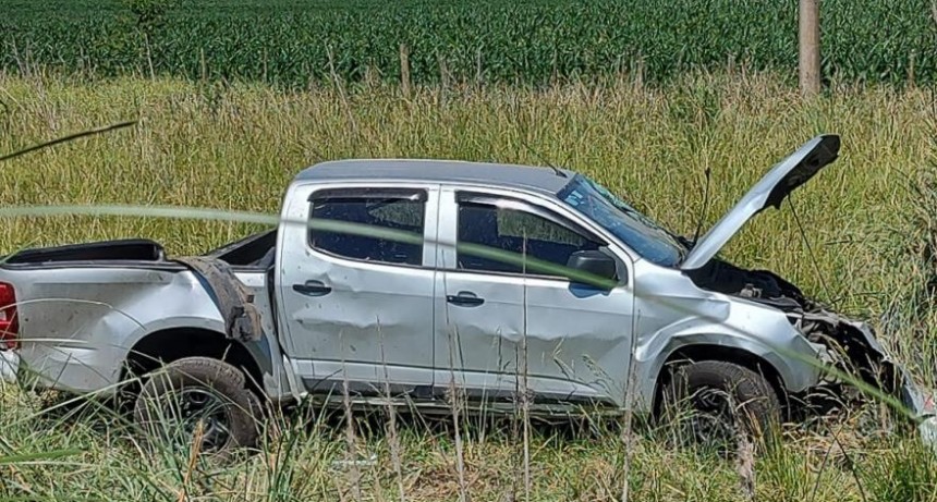 Volcó una camioneta con 3 ocupantes en Mones Cazón