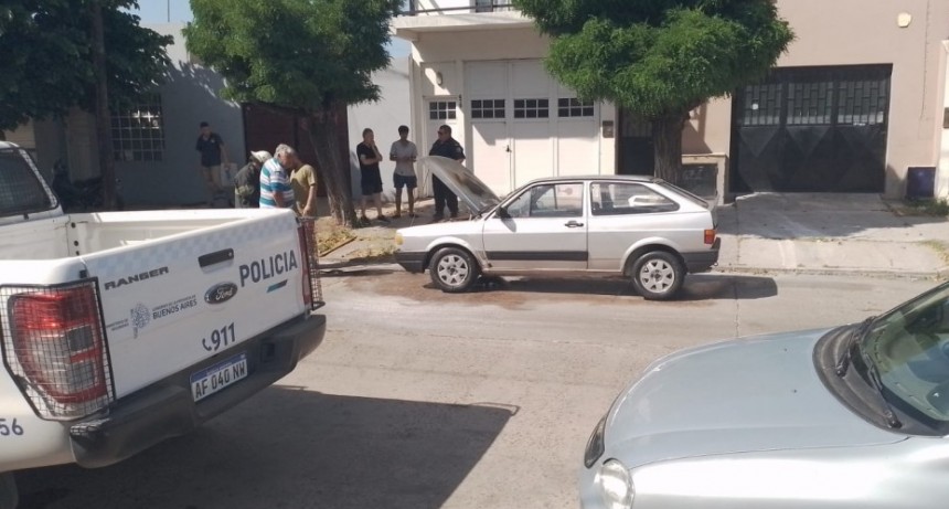 Bomberos y Equipo Emergente asistieron al principio en un vehículo