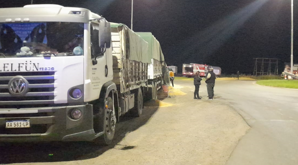 Rutas 65 y226: Bomberos Voluntarios debieron asistir para realizar el barrido y limpieza tras el impacto entre dos camiones