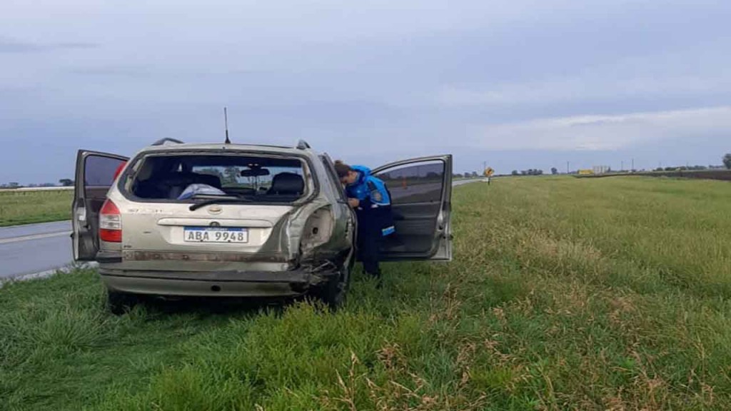 Ruta 5: Una familia de Uruguay sufrió un despiste sin consecuencias ni heridos