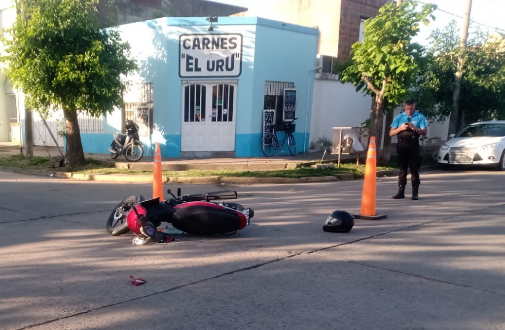 Un joven fue hospitalizado tras una colisión entre un auto y una moto