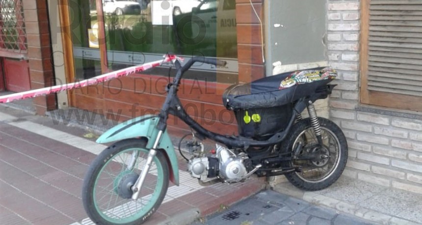 Impacto en Av. Gral. Paz al 250: Moto y utilitario se vieron involucrados