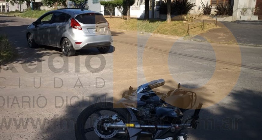 Impacto entre moto y autom&oacute;vil en Palavecino y Moreno