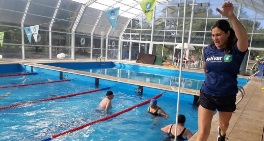 Comenzaron las clases de gimnasia en el agua para adultos mayores