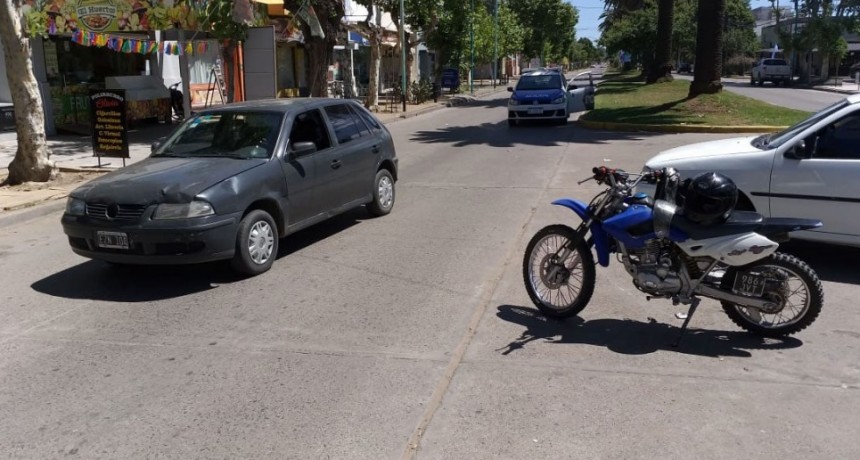 Impacto en Lavalle 450; auto y motocicleta se vieron involucrados