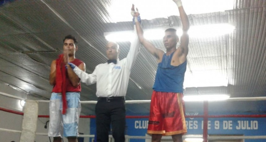 Cristian Leandro cerr&oacute; el a&ntilde;o con un gran festival box&iacute;stico en el Club 9 de Julio