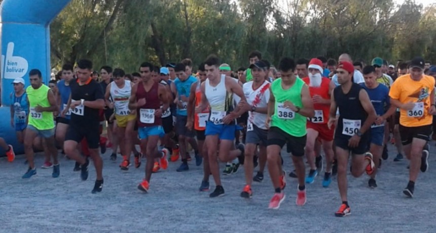 Se desarroll&oacute; la carrera pedestre nocturna de 8 km en el parque municipal