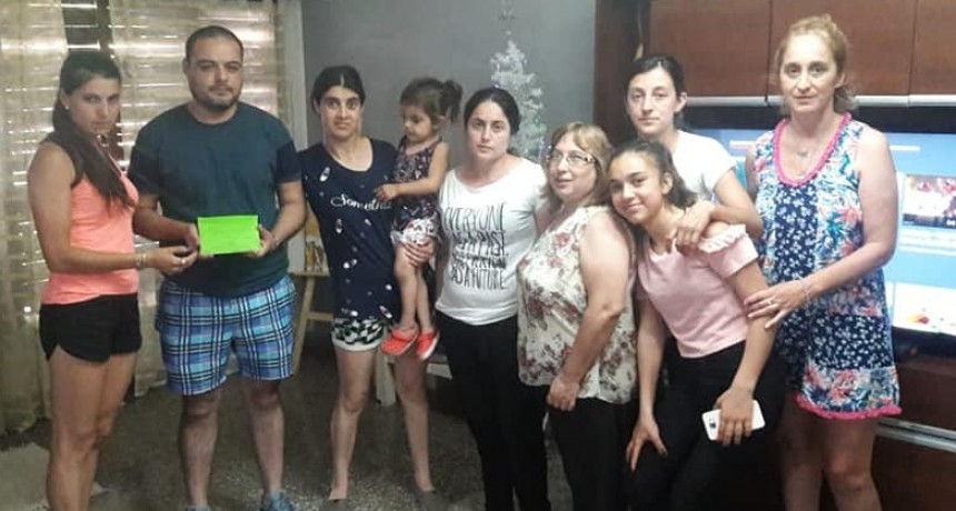 El grupo de Pat&iacute;n Art&iacute;stico Sue&ntilde;o Sobre Ruedas don&oacute; lo recaudado en la rifa a la familia de Catalina Ponce