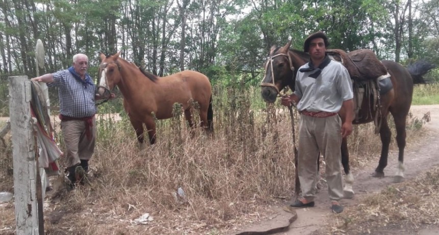 Leonardo Lacasa y Facundo Iglesias llegaron a Navarro a caballo para participar del homenaje a Abel Gonz&aacute;lez