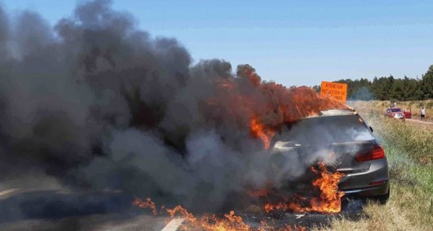 Se incendi&oacute; por completo un auto sobre Ruta 5