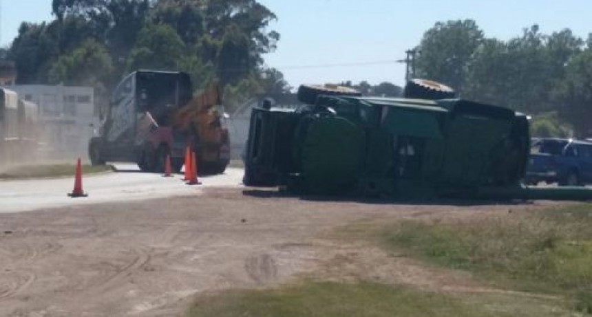 Trenque Lauquen: Una cosechadora cay&oacute; de un carret&oacute;n que la transportaba