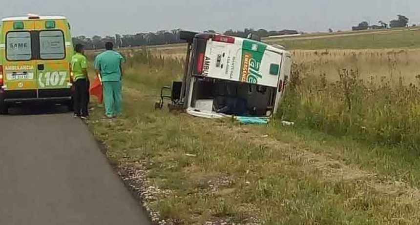 Ambulancia volc&oacute; a la altura de Santa Luisa: tres heridos