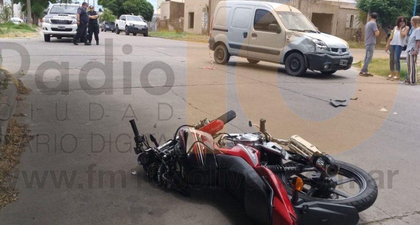 Violento impacto en S&aacute;enz Pe&ntilde;a y Alberti; Un motociclista fue hospitalizado