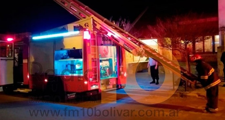 Se produjo el incendio de una dependencia interna de una vivienda; No hubo heridos