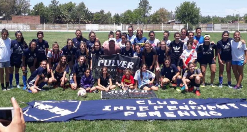 El plantel femenino de Independiente particip&oacute; de una cl&iacute;nica de futbol en Daireaux