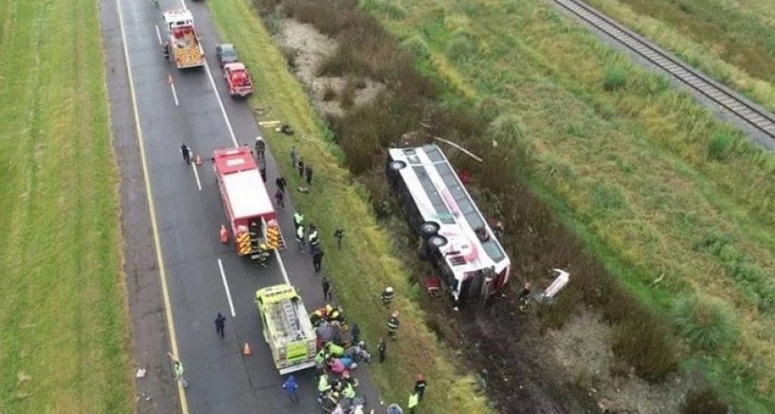 Ruta 2: Al menos 15 heridos al volcar un micro que se dirig&iacute;a a Mar del Plata
