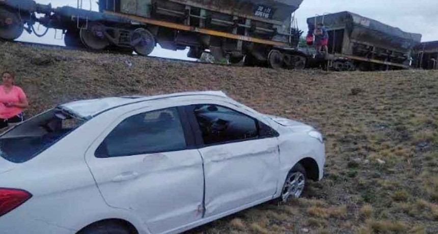 Ruta 3 Vieja: Un autom&oacute;vil choc&oacute; contra un tren y volc&oacute; 