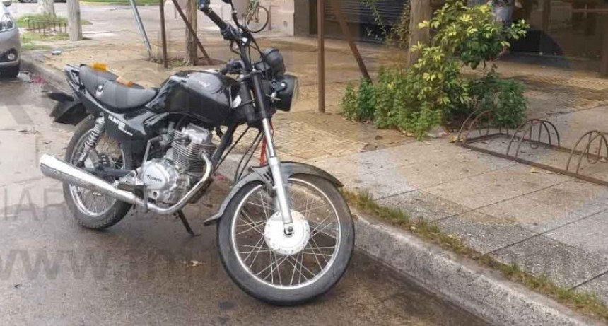 Una joven fue hospitalizada por precauci&oacute;n tras caer de su motocicleta