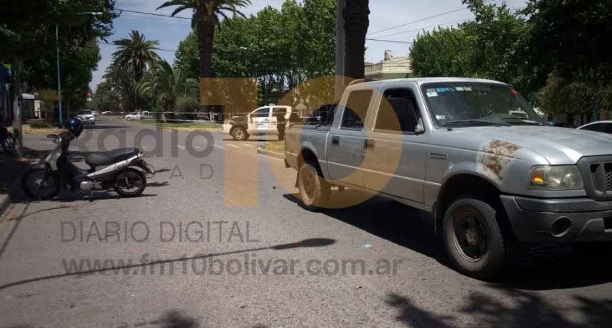 Una motociclista impactó la parte de atrás de una camioneta en avenida Guillermo Brown