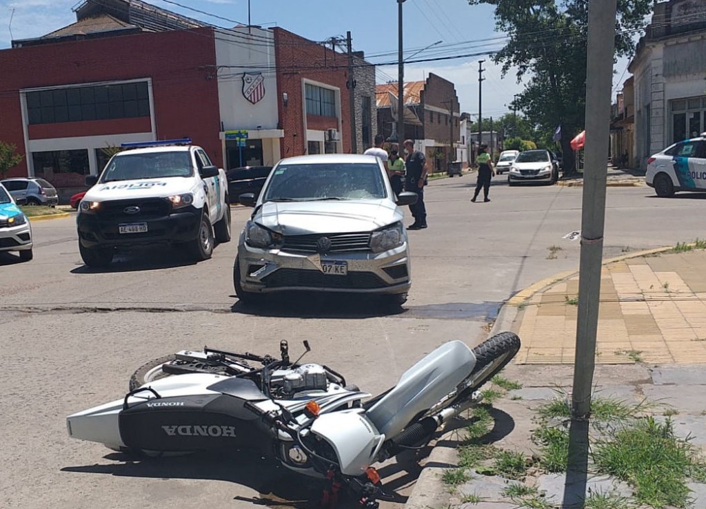 Dos motociclistas hospitalizados tras el impacto con un automóvil