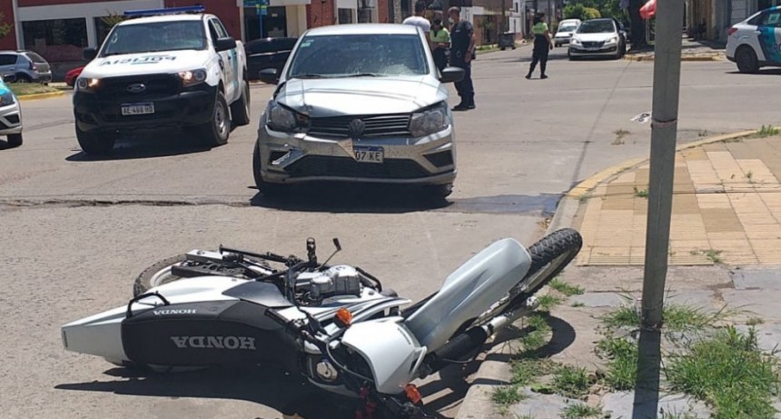 Dos motociclistas hospitalizados tras el impacto con un automóvil