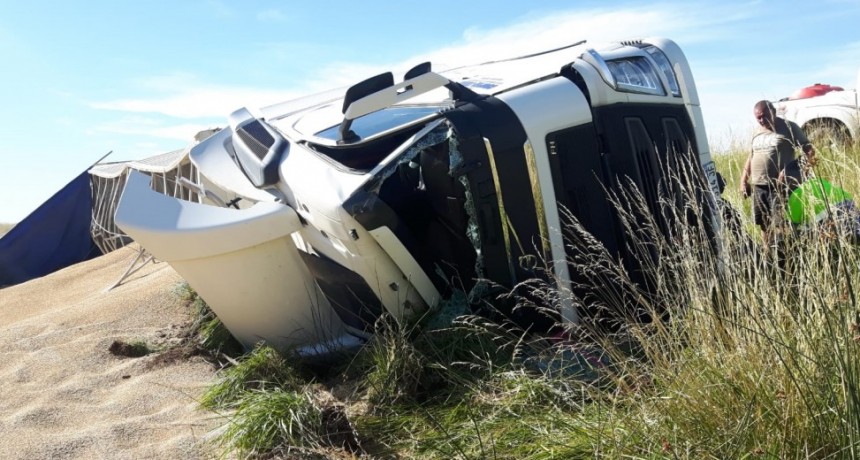 Volcó un camión con batea en ruta 205
