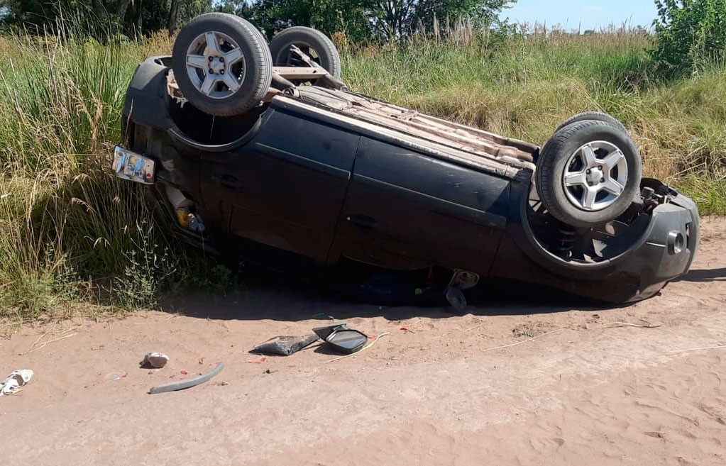 Una familia sufrió el vuelco de su vehículo este sábado  en un camino rural